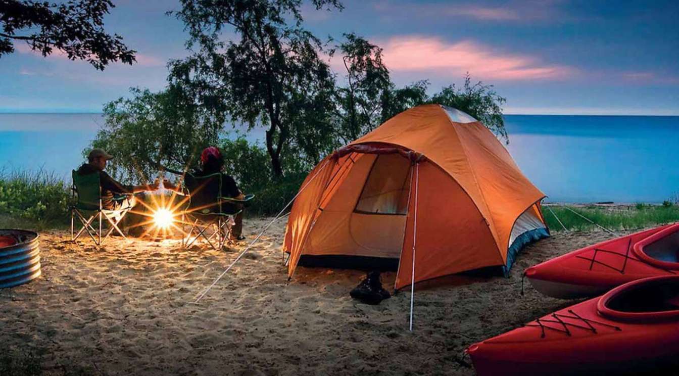Camp men. Палатка на природе. Палатка на берегу озера. Кемпинг. Палатка лето.